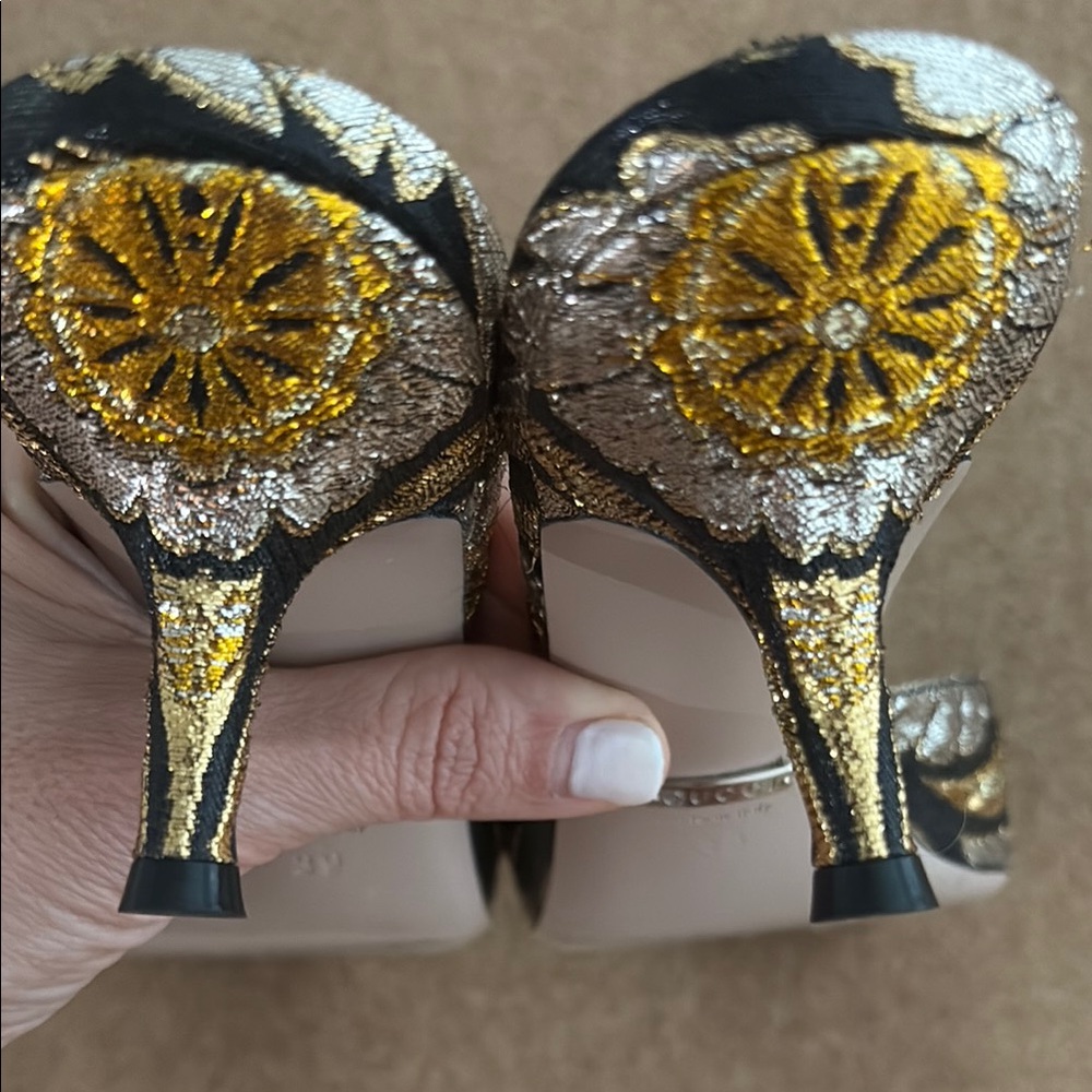 Gucci Black and Gold Mules with Elegant Design - Picture 3 of 4